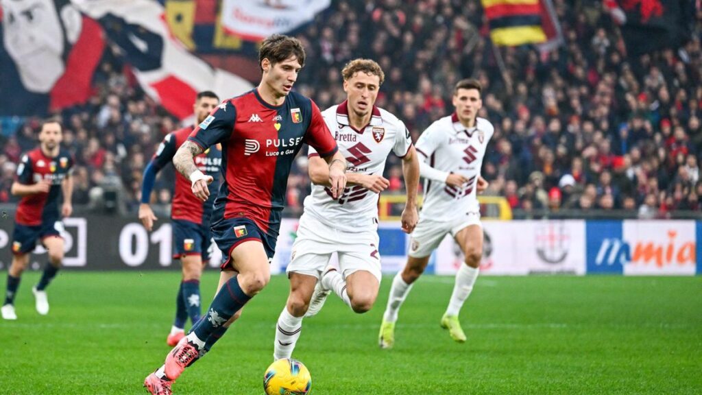 Al Ferraris Genoa e Torino si sfidano nello scontro salvezza, con un'azione di gara a centrocampo tra maglia rossoblù e granata per i tre punti.