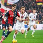 Al Ferraris Genoa e Torino si sfidano nello scontro salvezza, con un'azione di gara a centrocampo tra maglia rossoblù e granata per i tre punti.