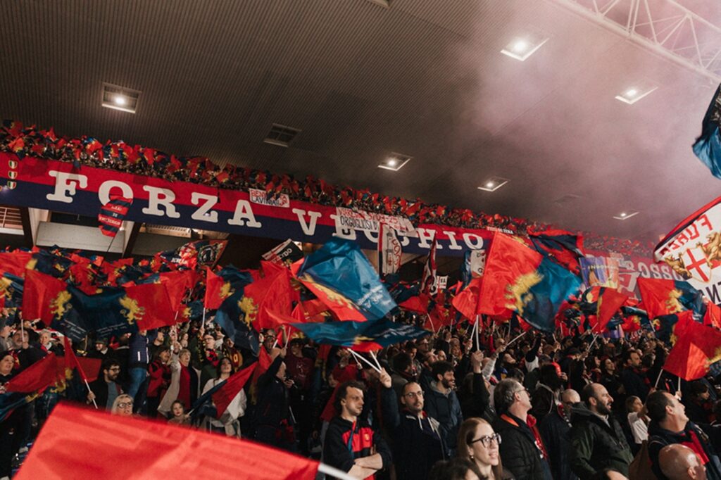 Tifosi del Genoa nella Gradinata Nord sventolano bandiere rossoblù sotto lo striscione Forza Vecchio Grifone allo stadio Luigi Ferraris per Genoa-Roma.