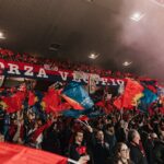 Tifosi del Genoa nella Gradinata Nord sventolano bandiere rossoblù sotto lo striscione Forza Vecchio Grifone allo stadio Luigi Ferraris per Genoa-Roma.