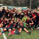 L’Under 17 del Genoa di Mimmo Criscito festeggia a Begato il 4-0 nel derby contro la Samp, con i giovani rossoblù in posa dopo il successo.