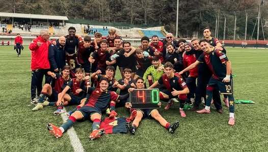 L’Under 17 del Genoa di Mimmo Criscito festeggia a Begato il 4-0 nel derby contro la Samp, con i giovani rossoblù in posa dopo il successo.