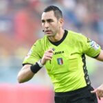 Direzione in campo con l’arbitro Colombo in divisa verde e nera, con microfono da headset, nel clima delle interpretazioni arbitrali su falli di mano