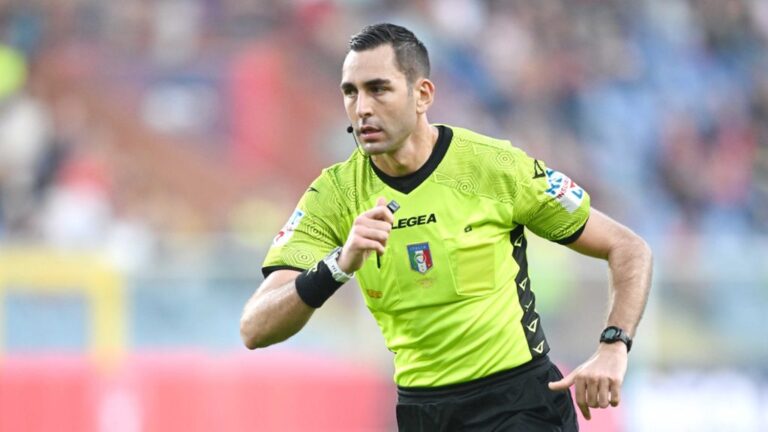 Direzione in campo con l’arbitro Colombo in divisa verde e nera, con microfono da headset, nel clima delle interpretazioni arbitrali su falli di mano
