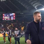 Daniele De Rossi saluta il pubblico al Ferraris durante Genoa–Roma, con lo stadio affollato e la sfida carica di emozione.