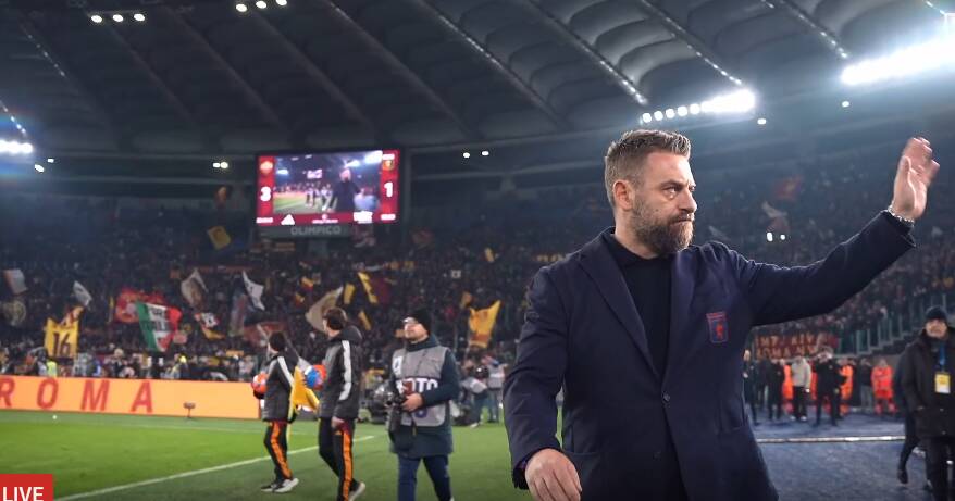 Daniele De Rossi saluta il pubblico al Ferraris durante Genoa–Roma, con lo stadio affollato e la sfida carica di emozione.
