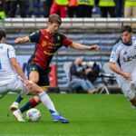 Durante Genoa–Como al Luigi Ferraris, Frendrup e Douvikas lottano sul campo verde in una partita con maglie rossoblù e biancoazzurre