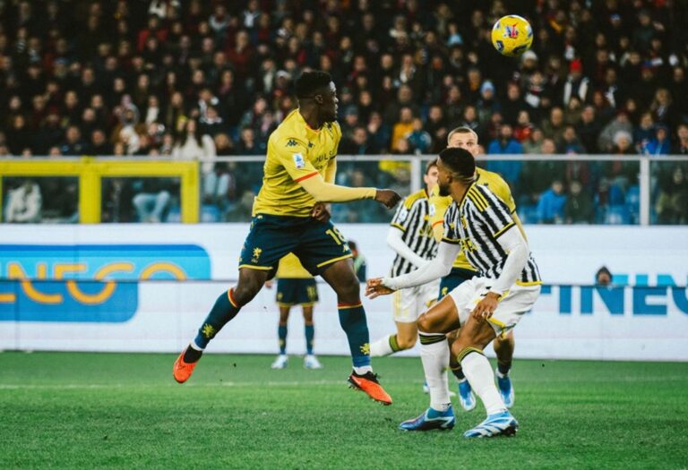 Bremer e McKennie a centrocampo in azione, Juventus in giallo contro Genoa, Baldanzi entra nel secondo tempo; scena dinamica con pallone in aria e pubblico sullo sfondo