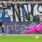 Edoardo Motta in tuffo in maglia pink respinge sotto la traversa, mentre de Ketelaere, con la maglia blu dell’Inter, guarda il pallone.