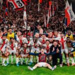 Gioia del Genoa con i festeggiamenti contro l’Atalanta: reti bianche con la Dea, bandiere rosse e giocatori in maglia rossoblù sul prato.
