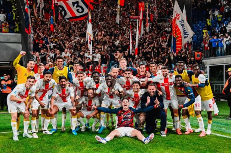 Gioia del Genoa con i festeggiamenti contro l’Atalanta: reti bianche con la Dea, bandiere rosse e giocatori in maglia rossoblù sul prato.