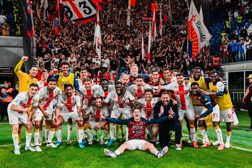 Gioia del Genoa con i festeggiamenti contro l’Atalanta: reti bianche con la Dea, bandiere rosse e giocatori in maglia rossoblù sul prato.