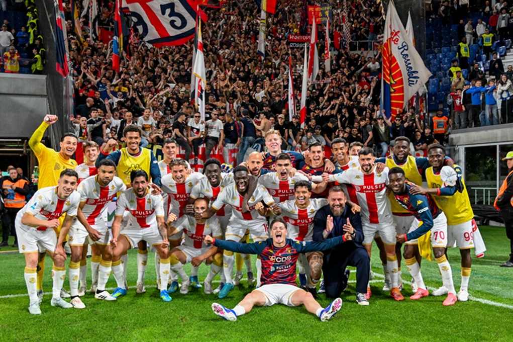 Genoa in festa a Bergamo: giocatori e tifosi con bandiere rosso-blu, sul prato dopo la salvezza in Serie A