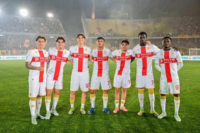 Undici di Lecce e Genoa in campo al Via del Mare, con maglie biancorosse e il Grifone dopo l’ultimo impegno stagionale terminato 1-0.