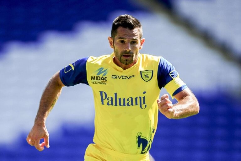 Sergio Pellissier corre con la maglia gialloblù del ChievoVerona, spingendo per la giocata: volti e tifosi ricordano le sue imprese.