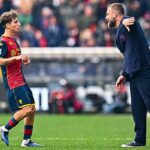 Tommaso Baldanzi parla con Daniele De Rossi a bordo campo durante Lecce Genoa, sfida decisiva per i salentini e per la lotta salvezza in Serie A.