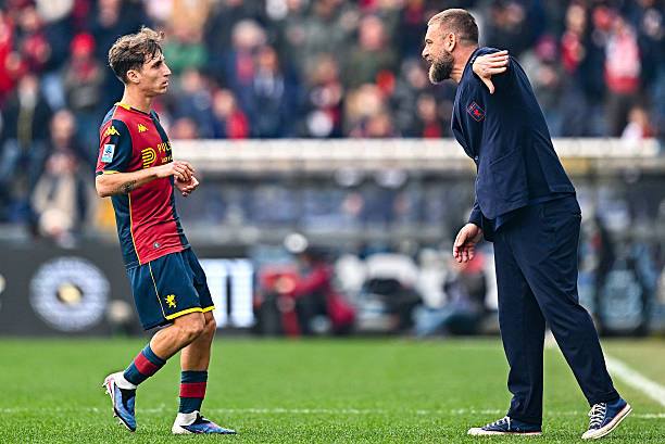 Tommaso Baldanzi parla con Daniele De Rossi a bordo campo durante Lecce Genoa, sfida decisiva per i salentini e per la lotta salvezza in Serie A.