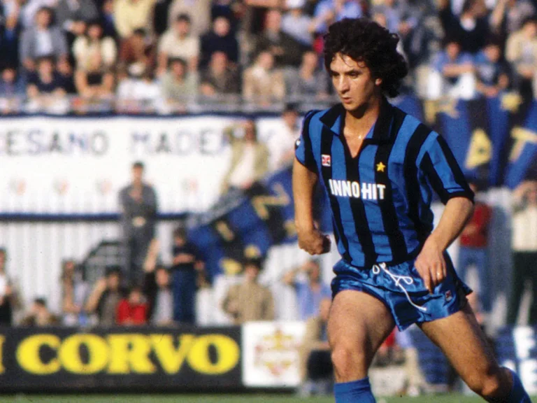 Evaristo Beccalossi in maglia dell’Inter neroazzurra a righe, capelli scuri, mentre corre in uno stadio gremito di pubblico