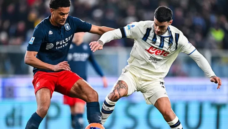 Contrasto in campo tra Atalanta e Genoa con maglie blu e bianche: la Dea cerca reazione e il Genoa di De Rossi mantiene il controllo.