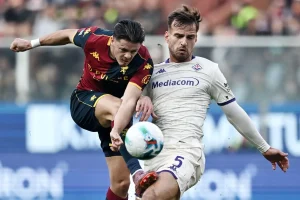 Duello a centrocampo tra Genoa e Fiorentina: 0-0 e reti bianche con palla contesa tra maglie rosso-blu e bianche, finale di punto salvezza