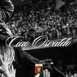 Osvaldo Bagnoli alza i pugni davanti alla folla, con la scritta «Ciao Osvaldo» sovrapposta in bianco e nero.