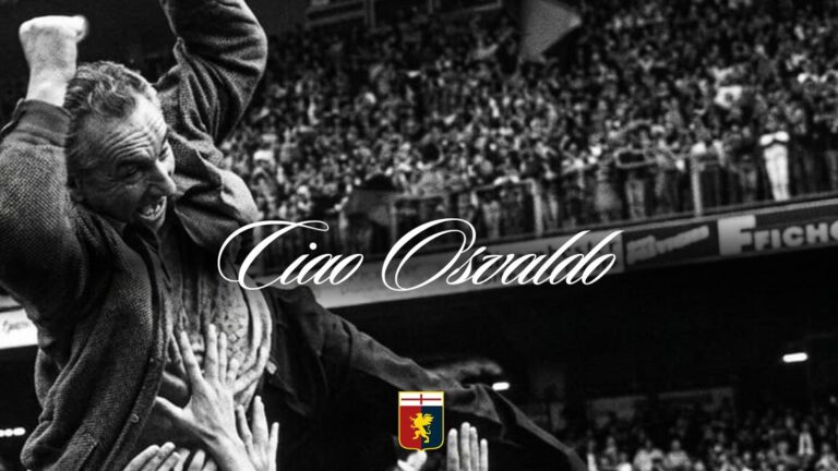 Osvaldo Bagnoli alza i pugni davanti alla folla, con la scritta «Ciao Osvaldo» sovrapposta in bianco e nero.